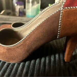 Rialto sz 9 NIB brown suede high heel pumps. Brown with red accents.
